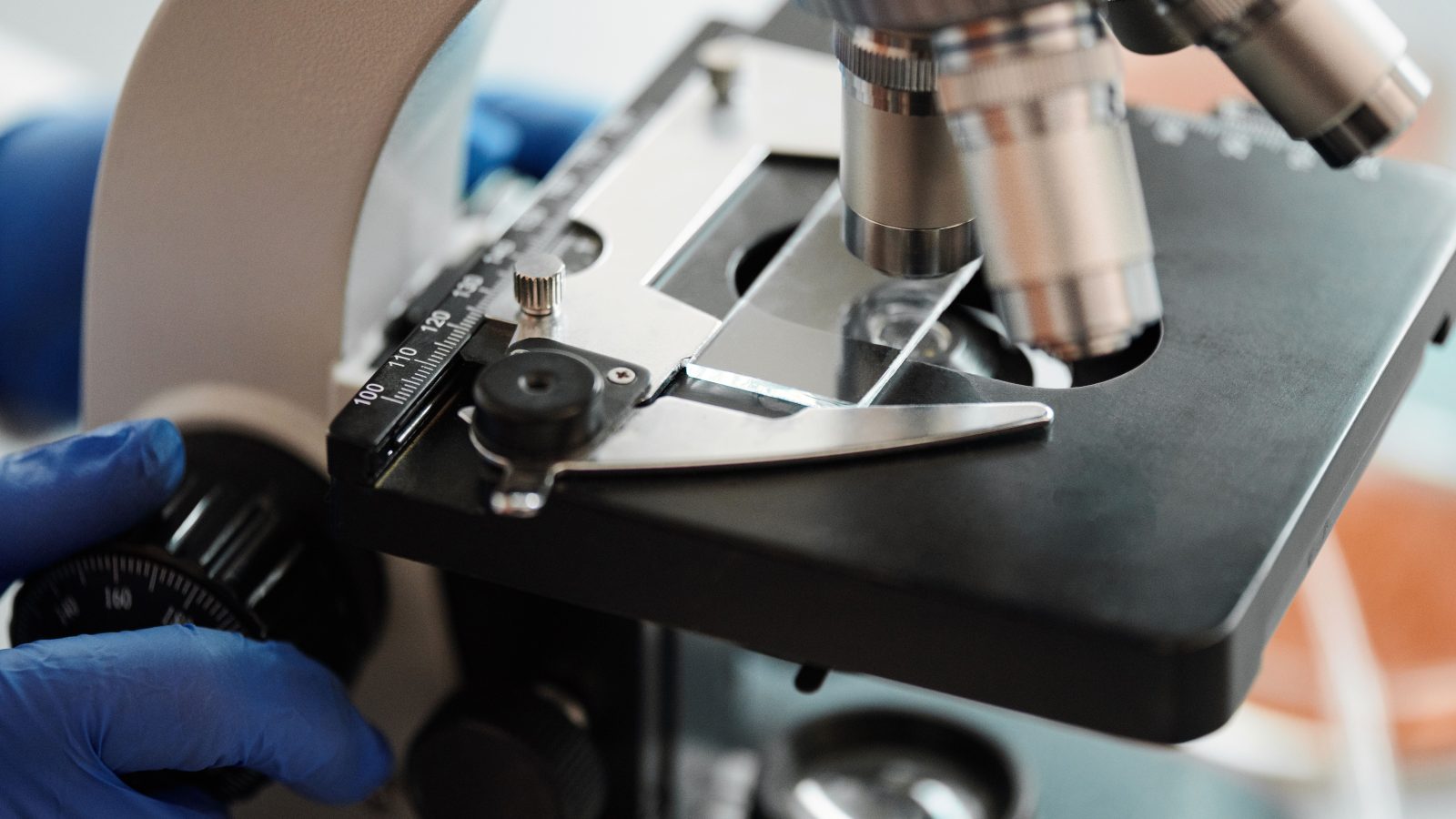 Médecin utilisant un microscope en laboratoire