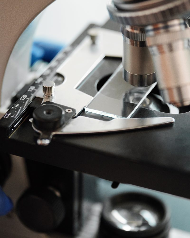 Médecin utilisant un microscope en laboratoire