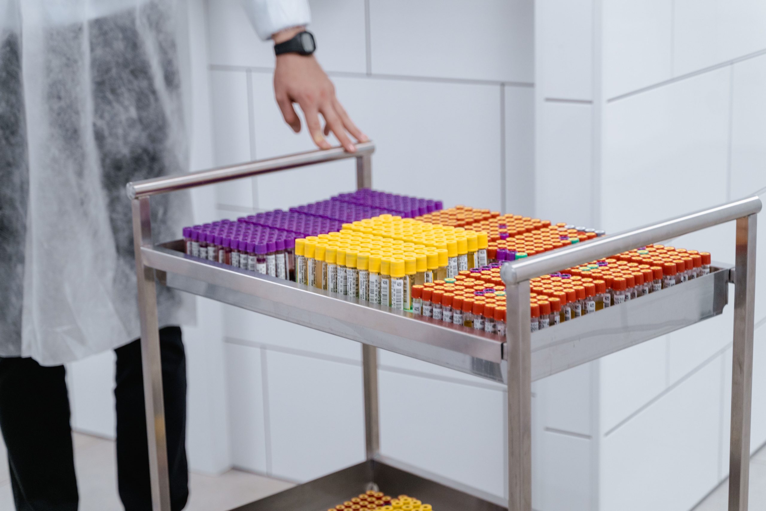 Flacons de prélèvements colorés rangés sur chariot médical