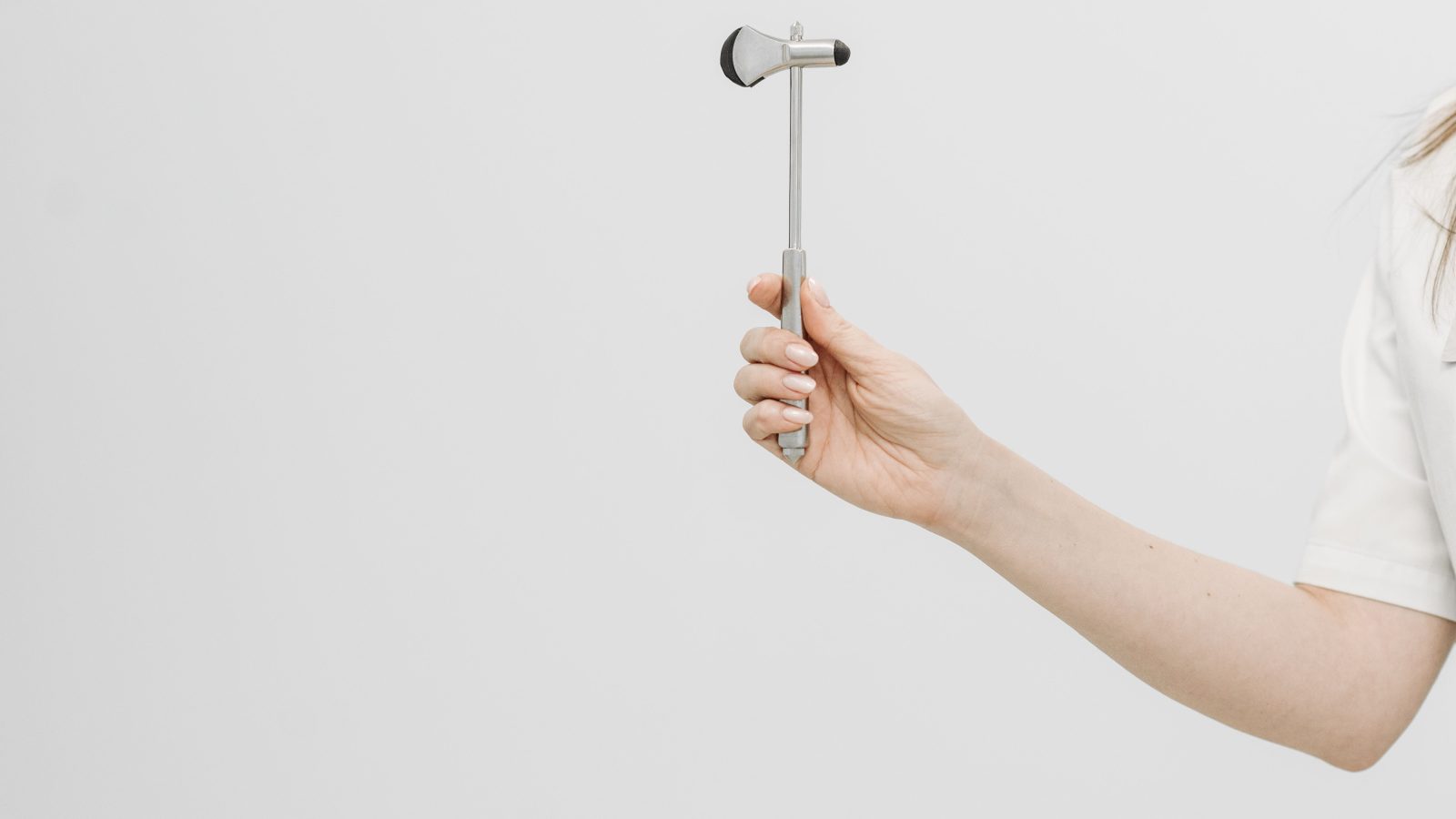 Marteau à réflexes tenu par un professionnel de santé