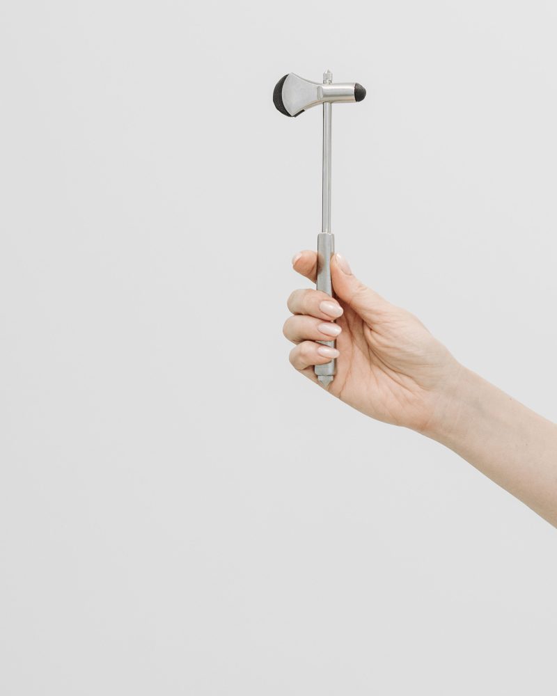 Marteau à réflexes tenu par un professionnel de santé
