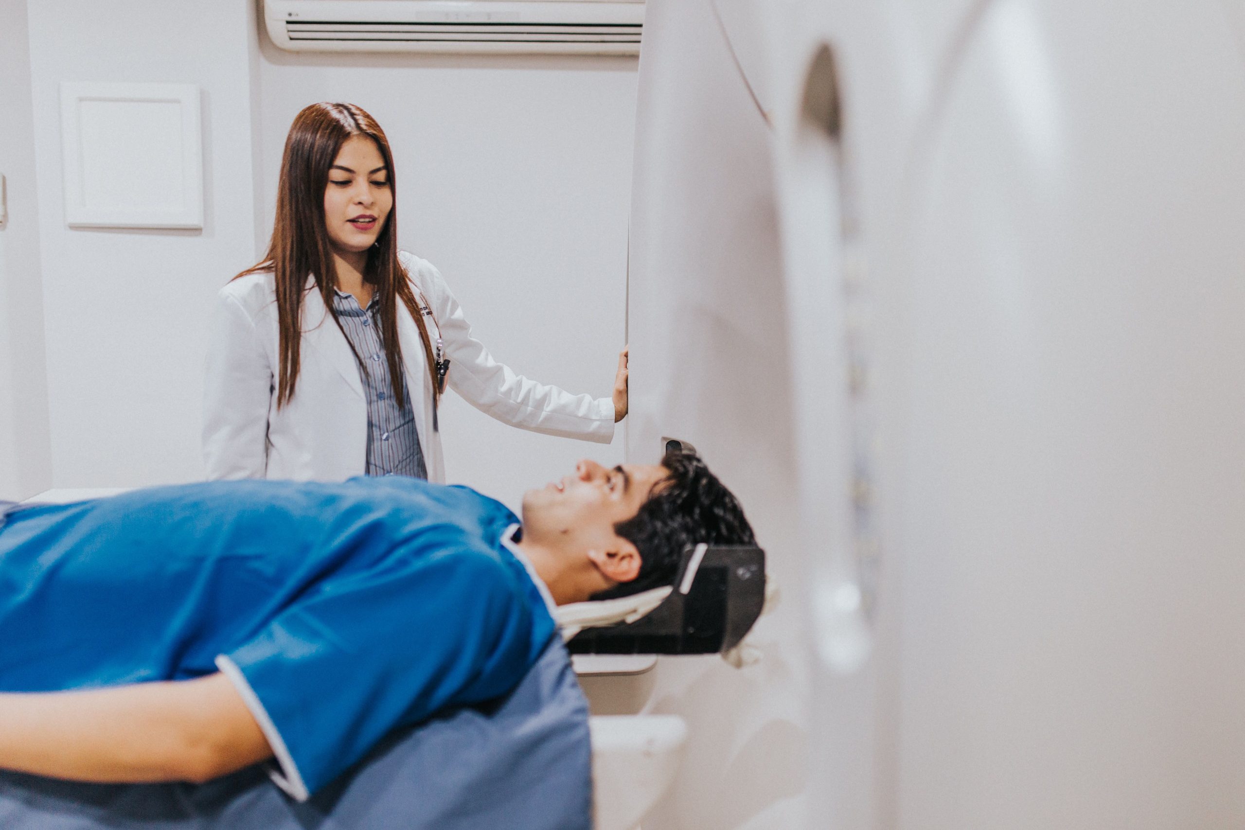 Médecin accompagnant un patient en salle d'IRM