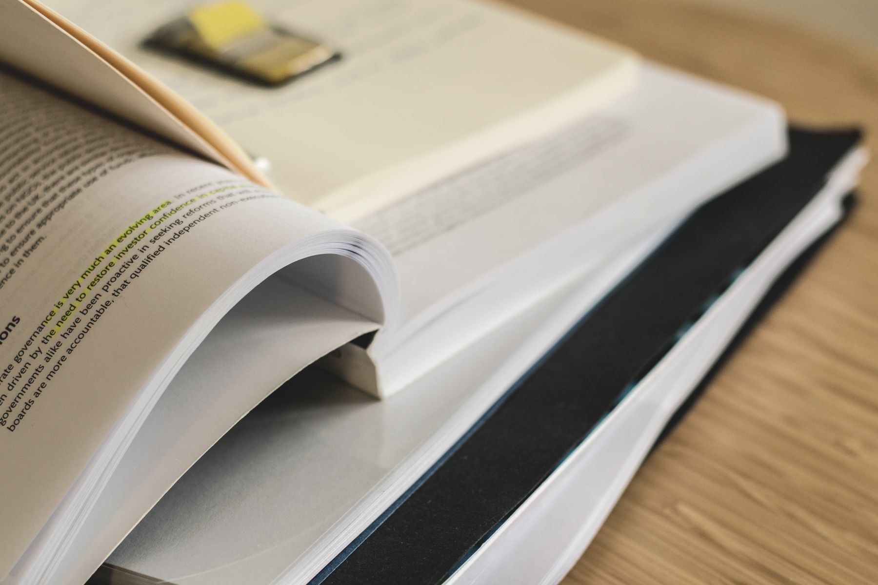 Pile de livres médicaux et stéthoscope alignés sur bureau en bois