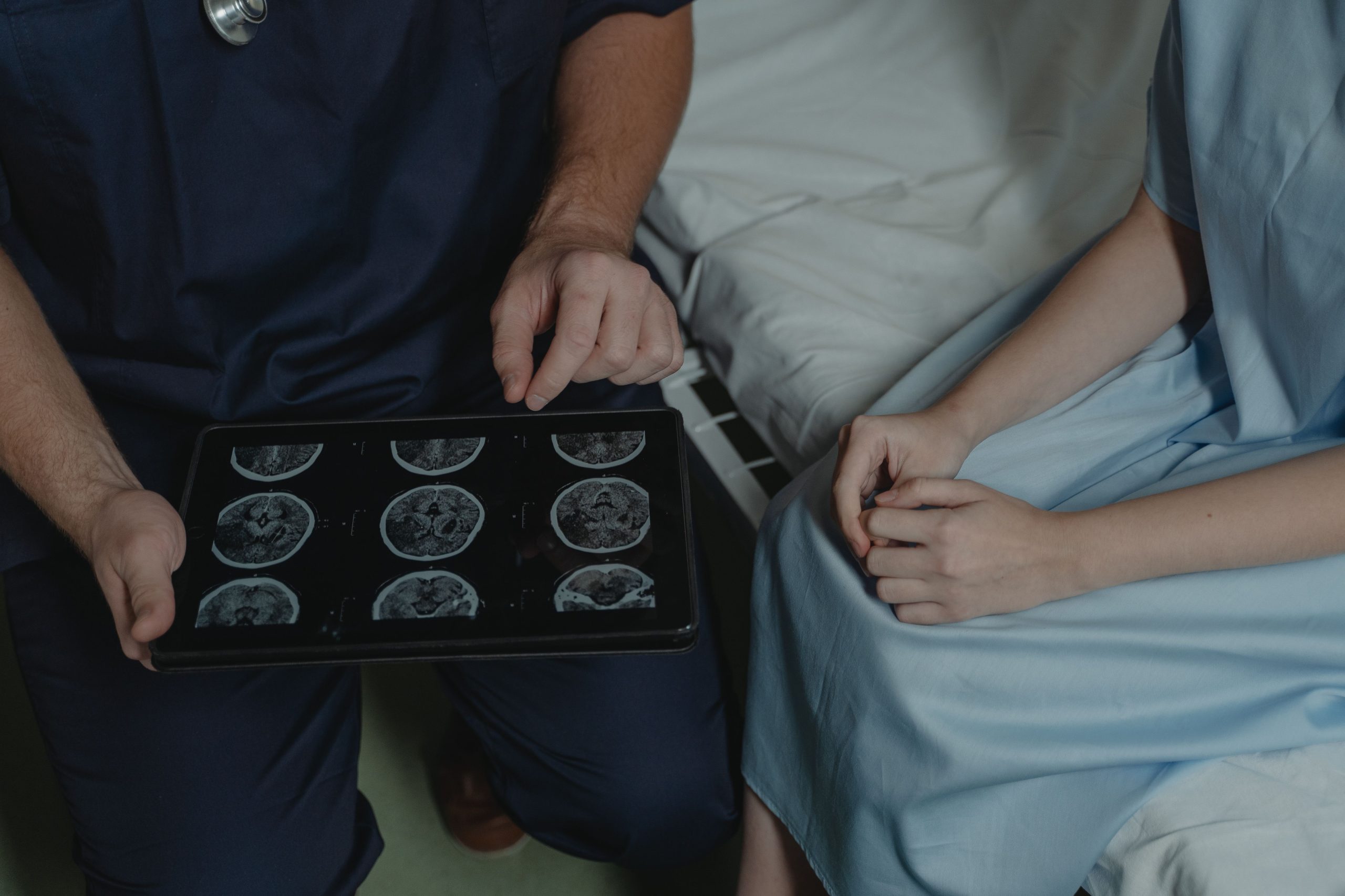 Médecin montrant des images cérébrales à un patient