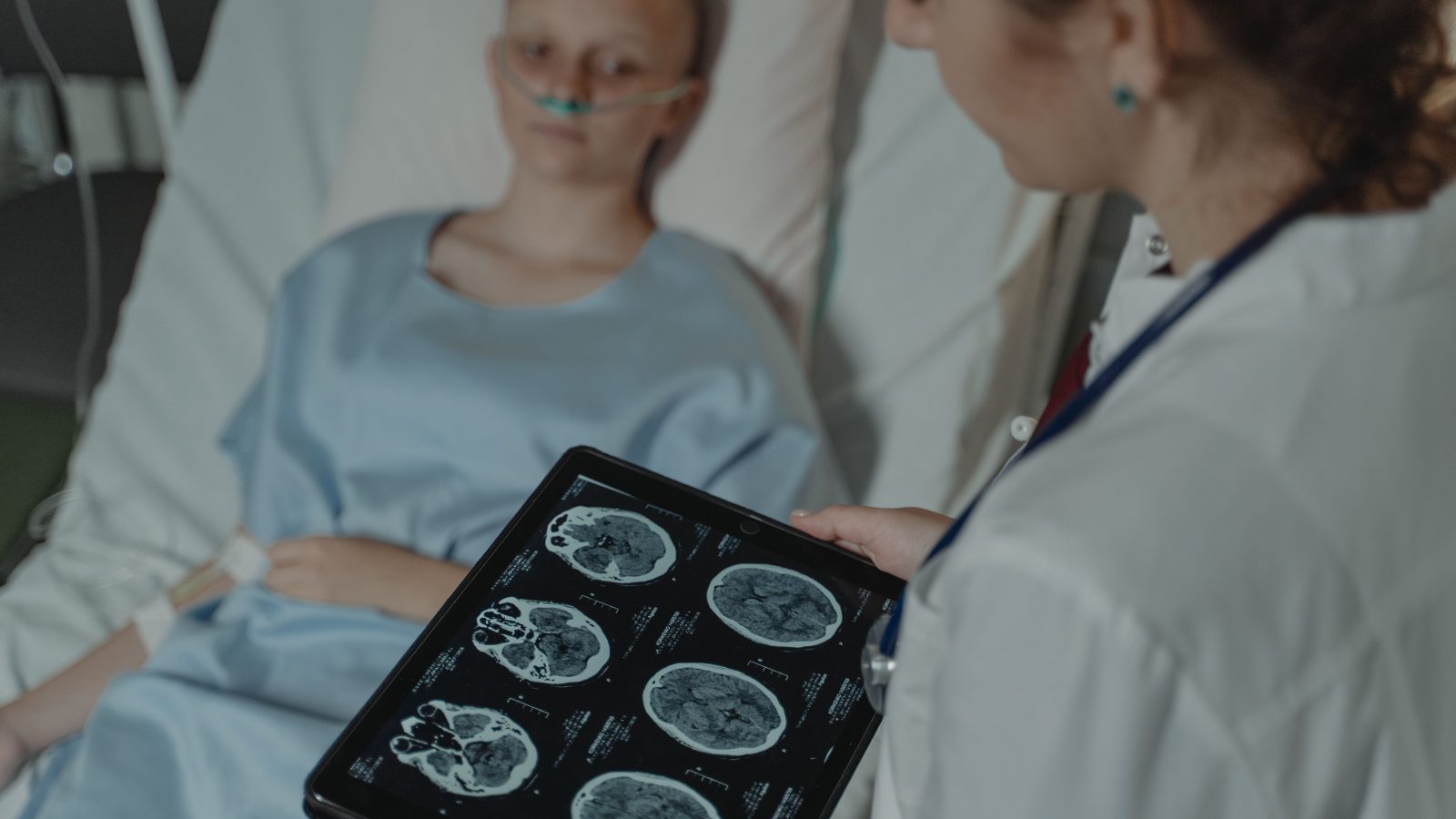 Médecin analysant des scanners cérébraux près d'un patient