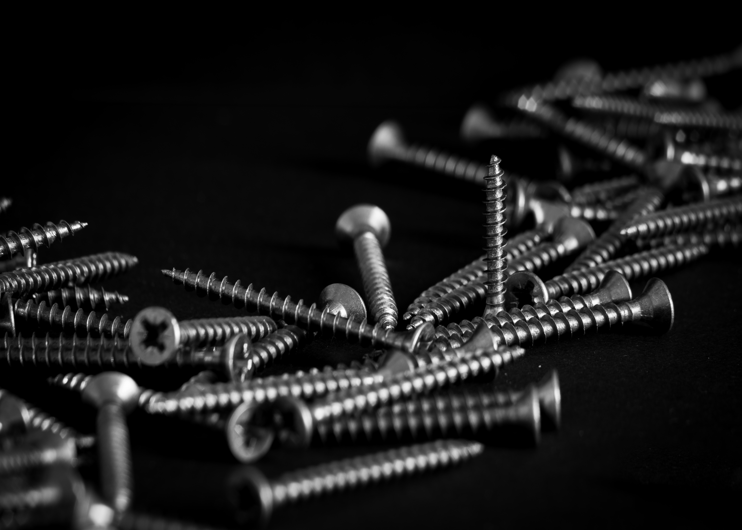 Vis métalliques formant un motif abstrait